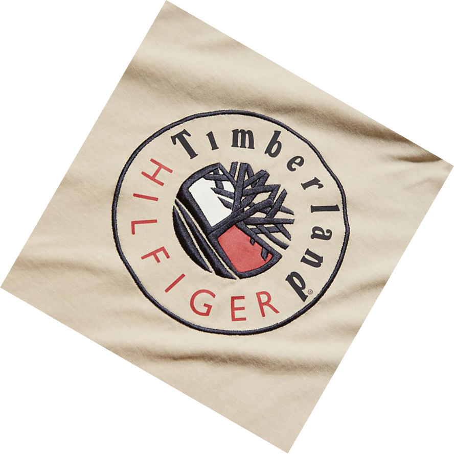 Camiseta Timberland Tommy Hilfiger x Timberland® Re-imagined Logo Hombre Beige | ES-ZROYF53