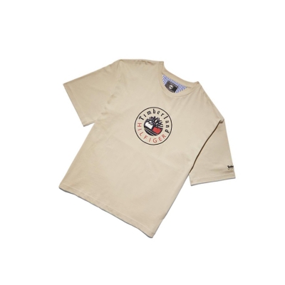 Camiseta Timberland Tommy Hilfiger x Timberland® Re-imagined Logo Hombre Beige | ES-ZROYF53